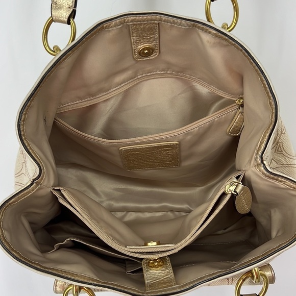 Coach Penelope Signature Linen Tote F19266, also known as a Coach Penelope - Picture 5 of 10